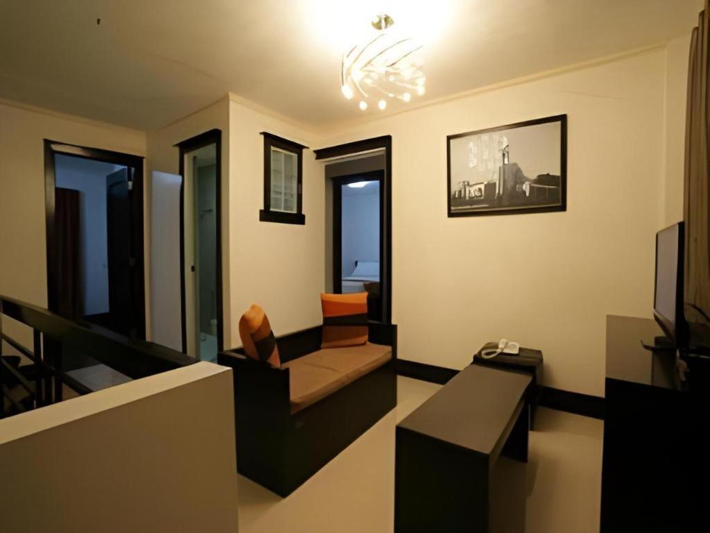 L Square Hotel Tarlac City Buitenkant foto